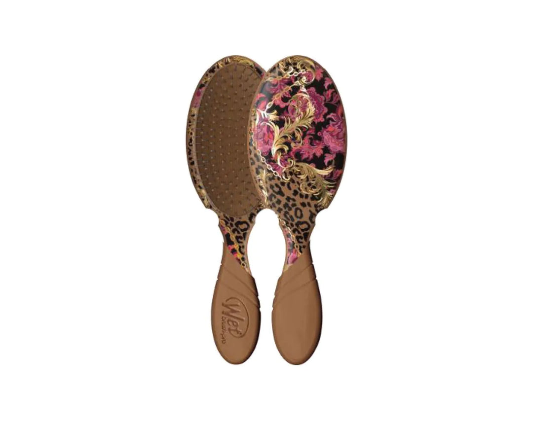 Brosse démêlante Wet Brush Pro vue de face et de dos, avec manche marron antidérapant, coussin à picots souples IntelliFlex®, et motif léopard, dorures et fleurs roses baroques.