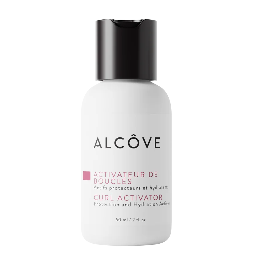 Petit flacon blanc de 60 ml de l'Activateur de Boucles Alcôve, avec bouchon noir, texte noir et rose, étiquette bilingue, présenté debout sur fond blanc.