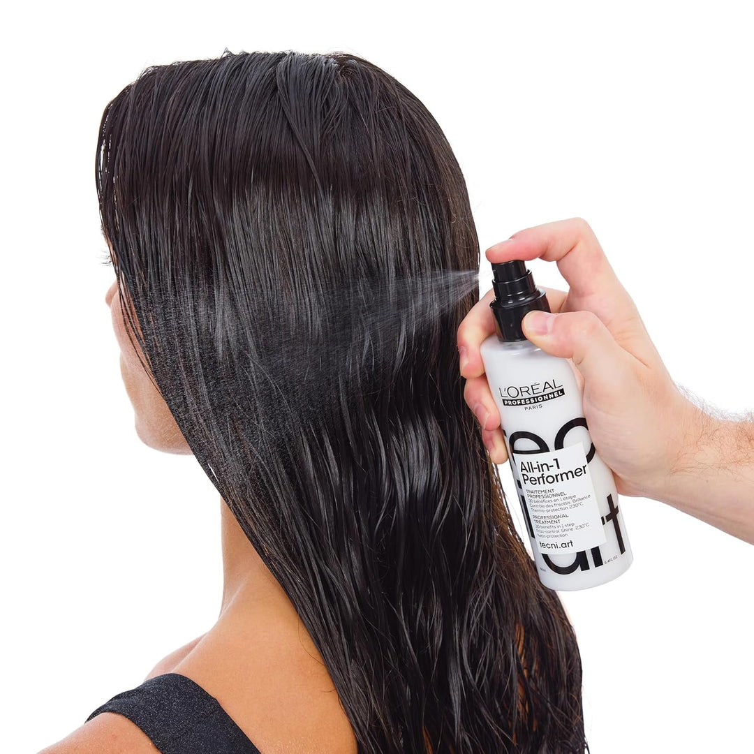 Application du spray L’Oréal Professionnel Tecni.Art All-in-One Performer sur cheveux longs foncés, brume légère appliquée pour protection thermique et brillance