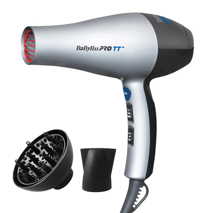 Sèche-cheveux professionnel BaByliss PRO TT argenté et noir avec diffuseur à grands doigts et embout concentrateur noir, posé sur fond blanc. Appareil coiffant 1875 W avec technologie tourmaline et céramique, idéal pour un séchage rapide, sans frisottis, tous types de cheveux.