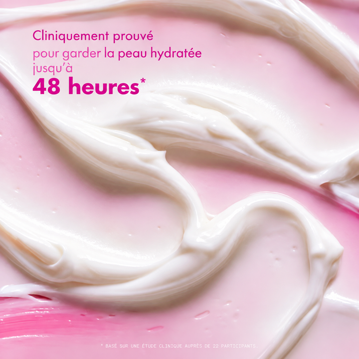 Texture crémeuse du beurre corporel AMIKA Big Embrace avec mention d’une hydratation jusqu’à 48 heures, testée cliniquement sur 22 participants.