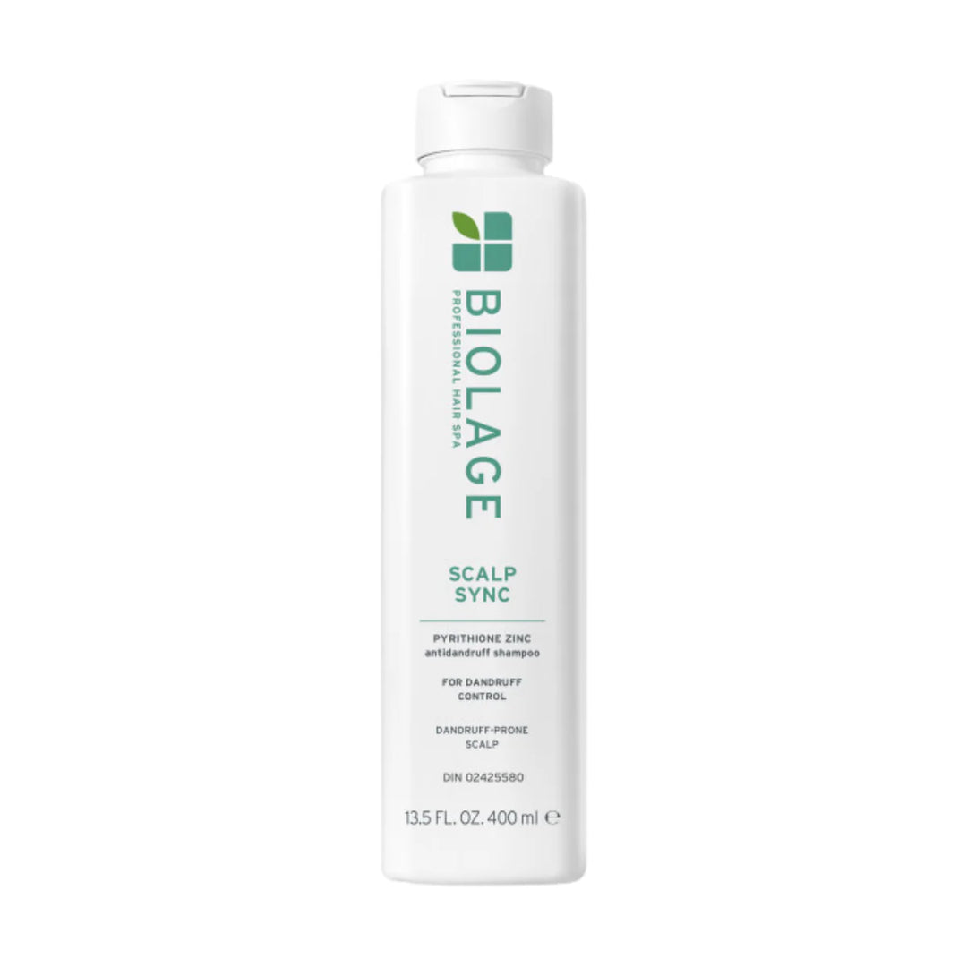 Shampoing antipelliculaire Biolage ScalpSync format 400 ml, flacon blanc avec inscription verte. Formule au zinc pyrithione pour contrôler les pellicules et purifier le cuir chevelu. Convient aux soins capillaires professionnels.