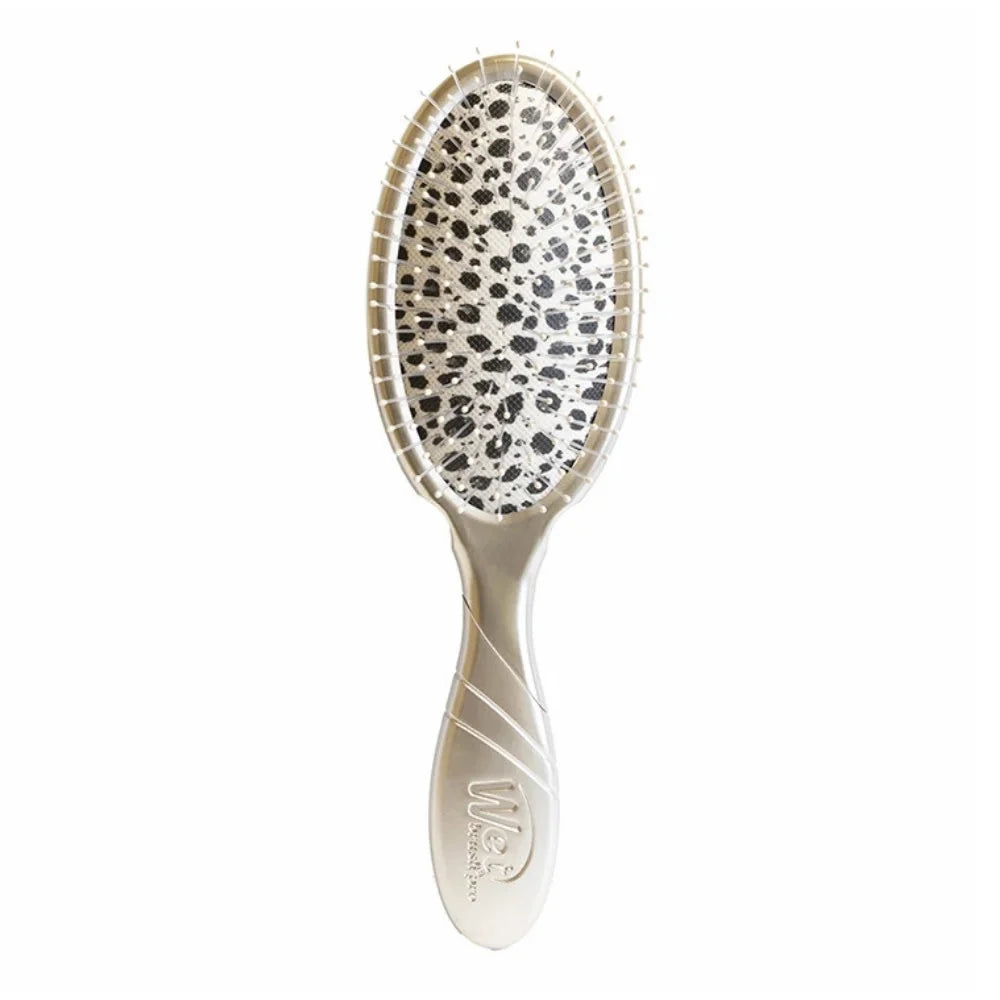 Brosse à démêler Wet Brush Pro Cheetah vue de face sur fond blanc, manche champagne et coussin imprimé animalier noir et blanc.