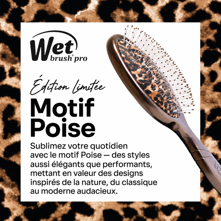 Brosse démêlante Wet Brush Pro Léopard vue de face sur fond blanc, avec manche brun bronze, picots souples et coussin à imprimé léopard.