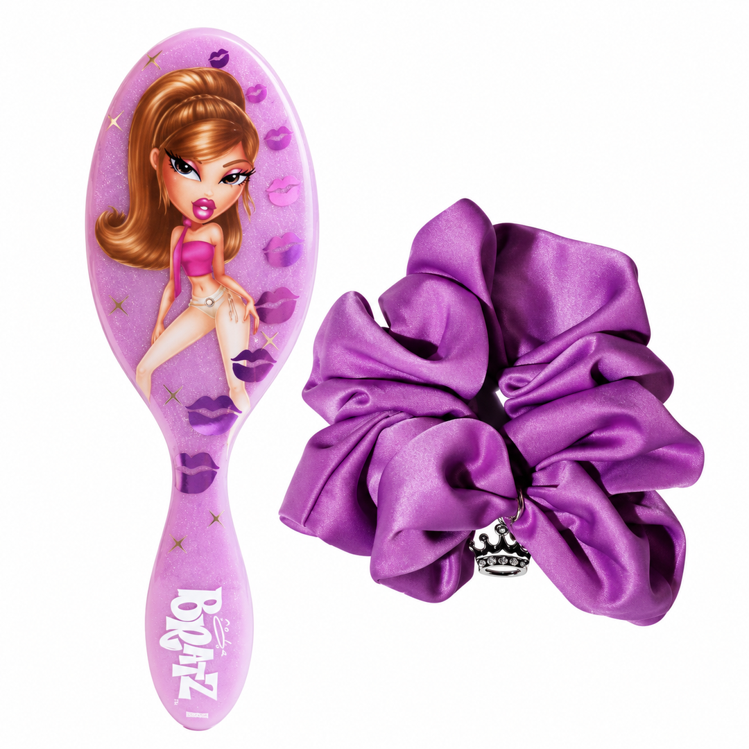 Brosse démêlante Wet Brush Yasmin Bratz violette avec chouchou satiné violet et breloque couronne sur fond blanc.