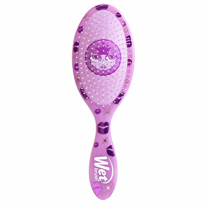 Dos de la brosse démêlante Wet Brush Yasmin Bratz violette avec picots souples et motifs lèvres sur fond blanc.