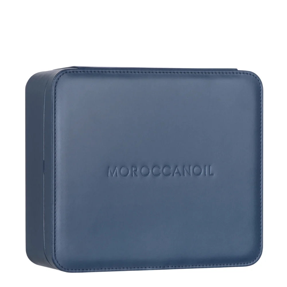 Coffret rigide MOROCCANOIL bleu marine fermé avec logo embossé sur le devant, présenté sur fond blanc.