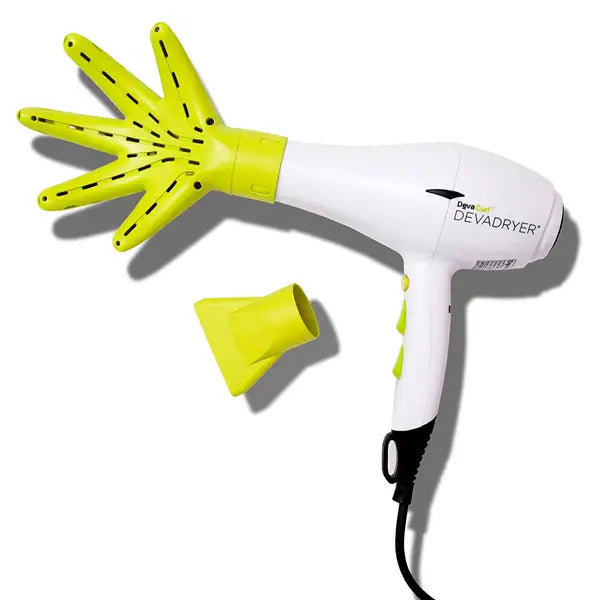 Sèche-cheveux DevaDryer blanc avec cordon noir, bouton vert, embout diffuseur DevaFuser vert lime attaché, et concentrateur séparé, posés sur fond blanc.
