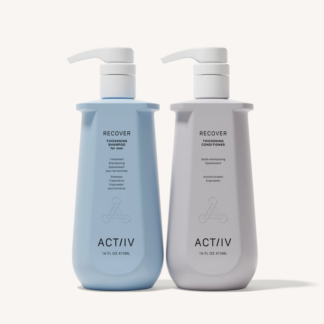 Duo ACT/IV Recover shampoing épaississant homme bleu et revitalisant blanc, flacons pompe 473ml design minimaliste sur fond clair studio professionnel.