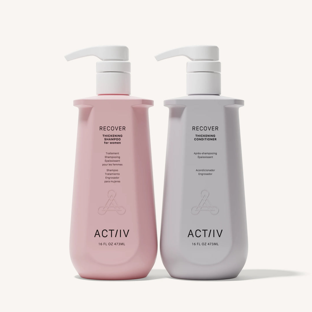 Duo ACT/IV Recover pour femme avec shampoing épaississant rose et après-shampoing blanc en flacons pompe 473 ml, présenté sur fond blanc minimaliste, soin capillaire volumisant et fortifiant pour cheveux fins.
