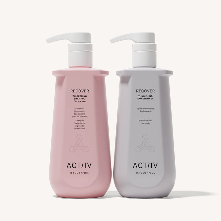 Duo ACT/IV Recover pour femme avec shampoing épaississant rose et après-shampoing blanc en flacons pompe 473 ml, présenté sur fond blanc minimaliste, soin capillaire volumisant et fortifiant pour cheveux fins.