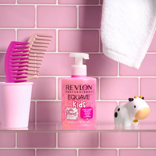 Shampooing conditionneur Revlon Equave Kids Princess Look 300 ml posé sur une étagère rose à côté d’un peigne et d’une figurine de vache.