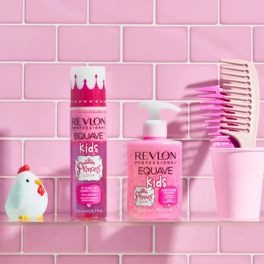 Ensemble de produits Revlon Equave Kids Princess Look sur une étagère de salle de bain rose avec peigne, gobelet et figurine de poule.
