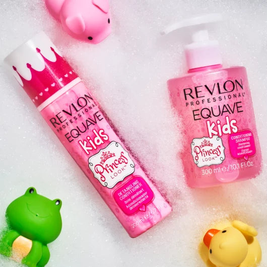 Duo Revlon Equave Kids Princess Look avec shampooing conditionneur 300 ml et soin démêlant sans rinçage 200 ml, posés sur une mousse de bain avec des jouets colorés.