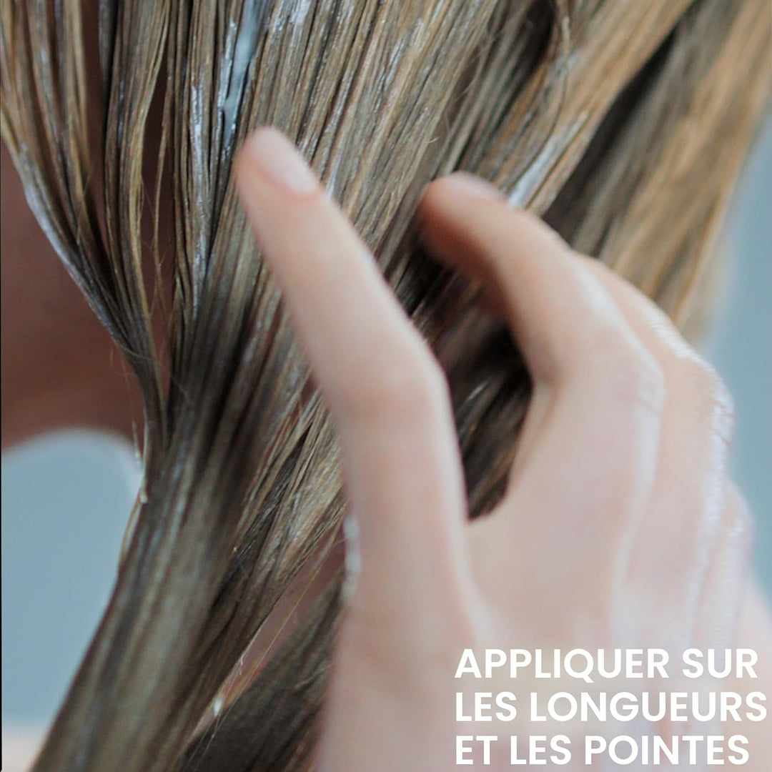Application de l’après-shampoing Redken Acidic Grow Full sur cheveux mouillés, soin réparti sur les longueurs et pointes pour hydrater et renforcer les cheveux fins.