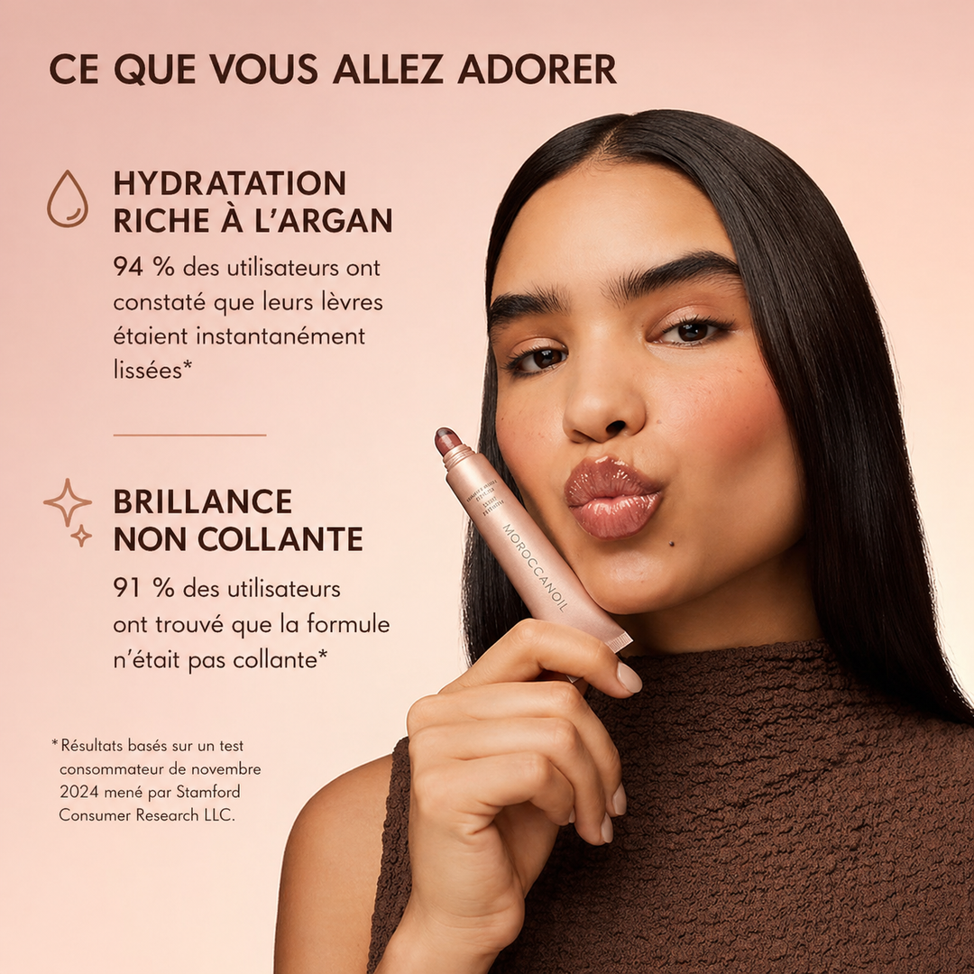 Modèle appliquant un baume à lèvres Moroccanoil, lèvres brillantes et hydratées, produit gloss à l’huile d’argan avec fini non collant sur fond beige.