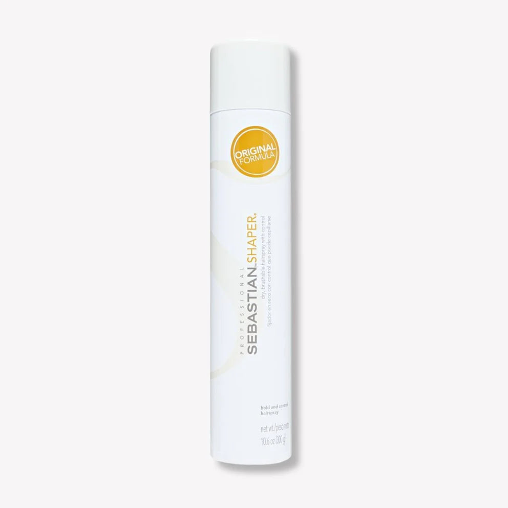 Fixatif cheveux Sebastian Shaper Plus en aérosol blanc au design épuré avec accents beige et logo jaune, spray coiffant professionnel tenue extra ferme sur fond blanc 300 gr.