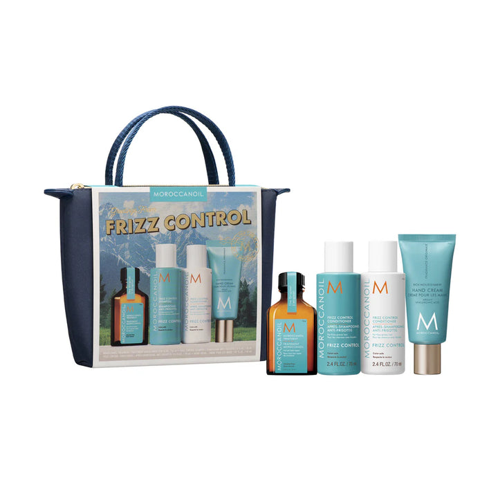 Coffret Moroccanoil Frizz Control placé dans une pochette bleu marin avec huile Moroccanoil, shampoing anti-frisottis, revitalisant et crème pour les mains présentés à droite sur fond blanc.