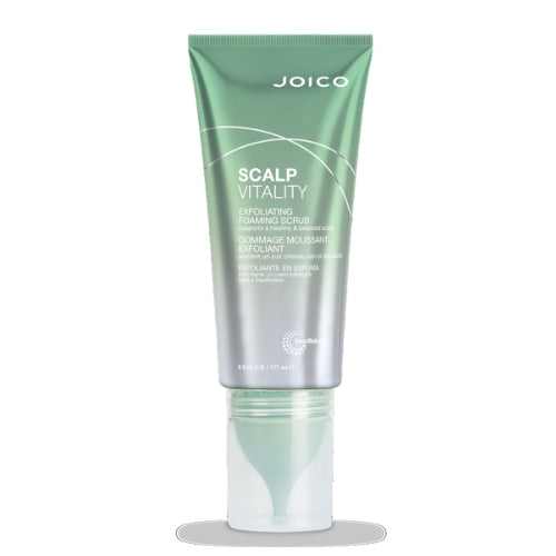 Tube vert et argenté de 177 ml du Gommage Moussant Exfoliant Joico Scalp Vitality, debout sur fond blanc.
