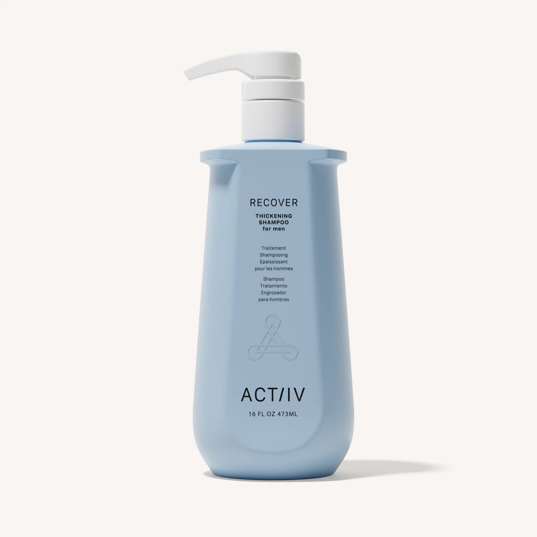 Flacon bleu shampoing épaississant ACT/IV Recover pour homme avec pompe blanche, format 473 ml, design minimaliste sur fond neutre.