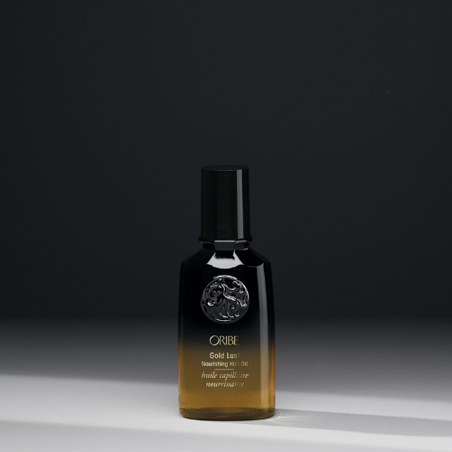 Cette huile de luxe légère, s'absorbe instantanément par les cheveux, pour redonner toute leur éclat.  Redonne force et hydratation pour les cheveux endommagés.
