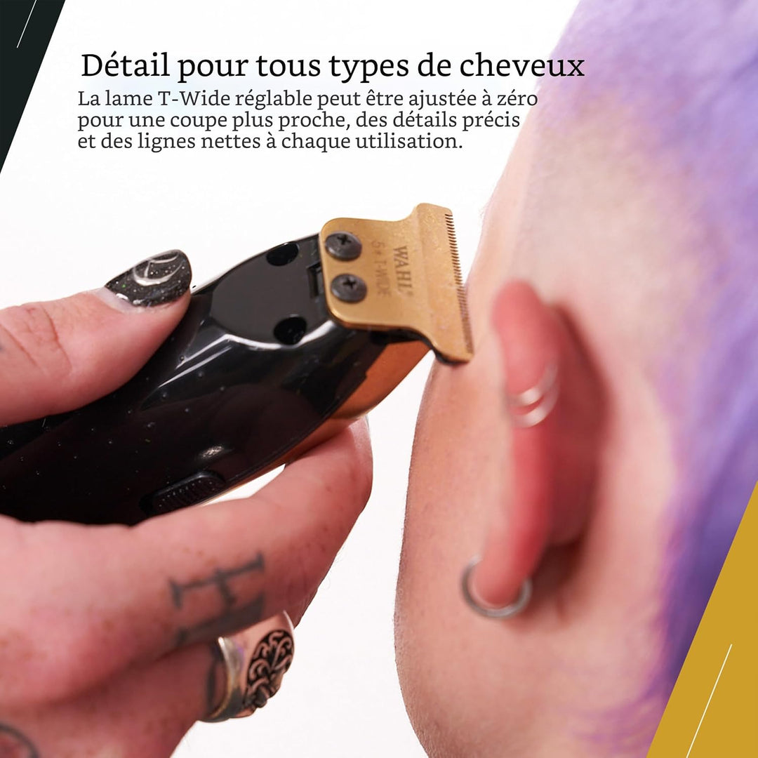 Tondeuse WAHL Detailer sans fil avec lame dorée en gros plan, finition des contours autour de l’oreille pour lignes nettes et professionnelles.