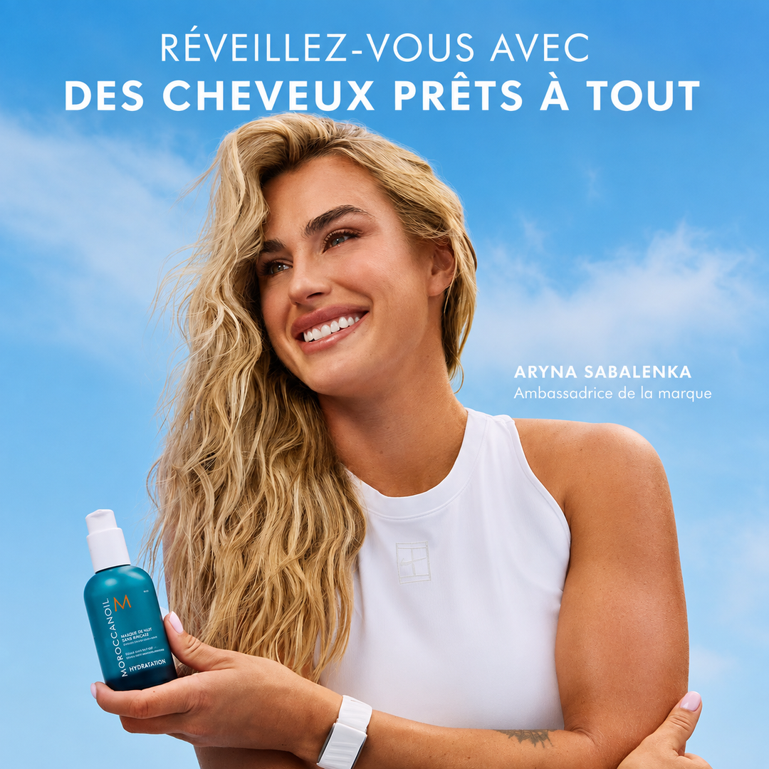 Flacon turquoise du Masque de nuit sans rinçage Moroccanoil Hydration dans une ambiance nocturne, soin hydratant pour cheveux.