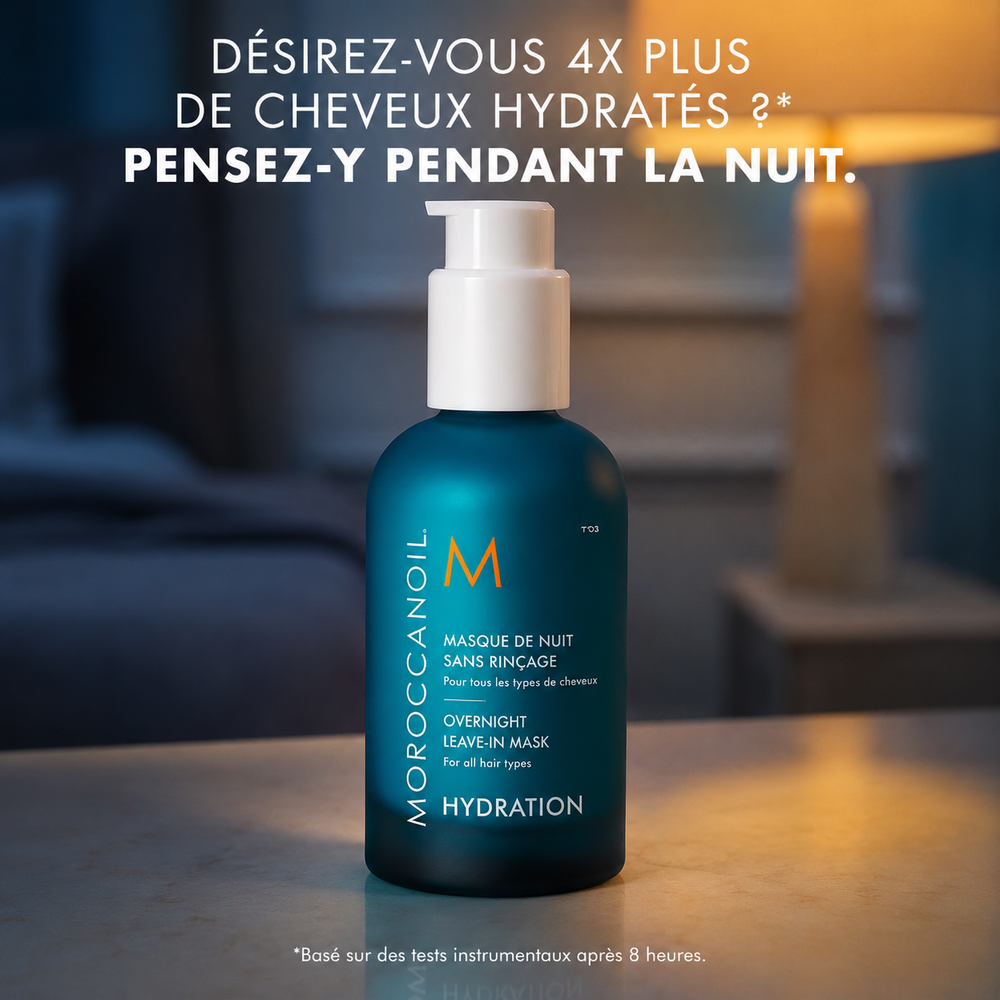 Femme aux longs cheveux blonds ondulés tenant le Masque de nuit sans rinçage Moroccanoil Hydration sur fond bleu.