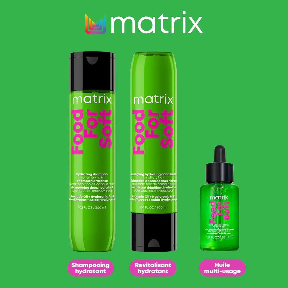 Shampoing, revitalisant et huile Matrix Food for Soft en flacons verts avec étiquettes roses, gamme hydratante pour cheveux secs, présentation sur fond vert.