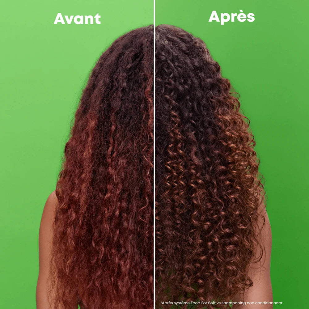 Avant après cheveux bouclés avec gamme Matrix Food for Soft, cheveux secs transformés en boucles définies, brillantes et hydratées sur fond vert.