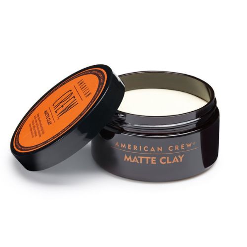 La formule de Matte Clay American Crew, offre une tenue moyenne et un fini mat soyeux qui aide facilement à créer plusieurs styles de coiffures.   Tenue moyenne à forte  Idéal pour les cheveux courts 