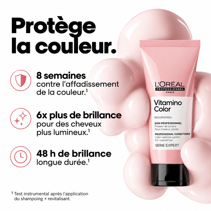 Soin revitalisant L’ORÉAL Professionnel Vitamino Color rose entouré de textures brillantes, avec bénéfices de protection de la couleur et de brillance.