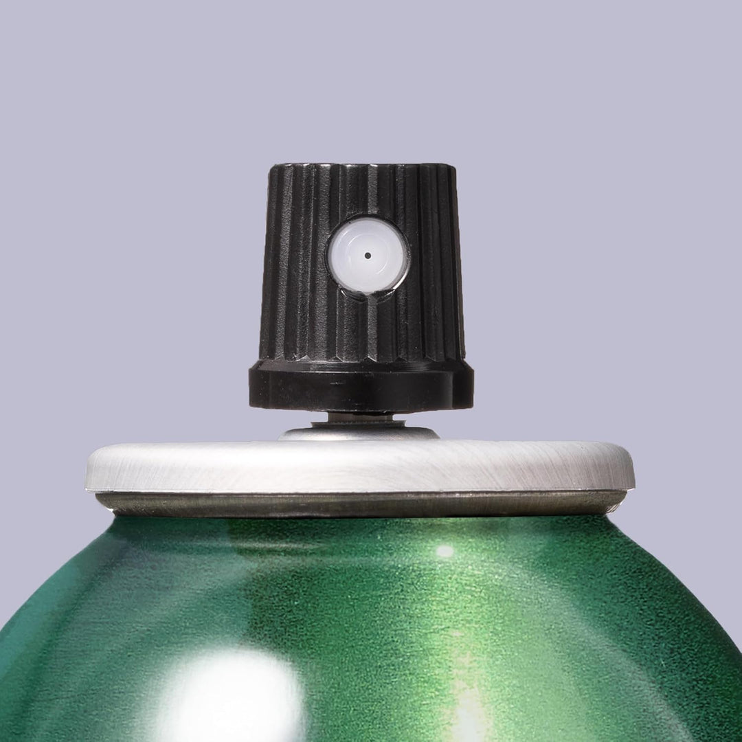 Embout spray noir d’une bouteille aérosol coiffante, détail du diffuseur avec valve blanche sur un flacon vert métallisé, fond neutre gris clair