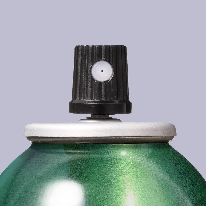 Embout spray noir d’une bouteille aérosol coiffante, détail du diffuseur avec valve blanche sur un flacon vert métallisé, fond neutre gris clair
