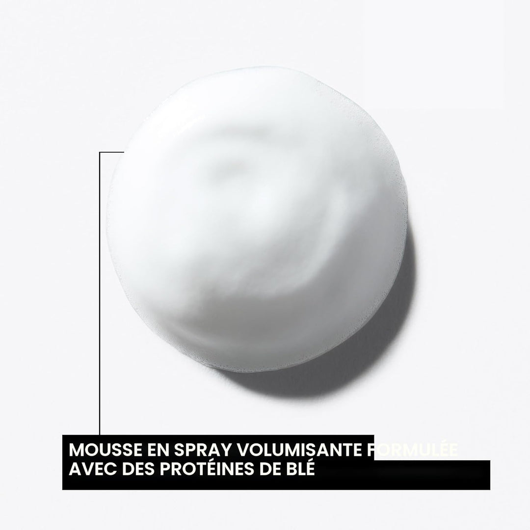Texture mousse coiffante blanche en gros plan sur fond blanc, mousse volumisante légère et aérienne pour cheveux, visuel minimaliste professionnel.