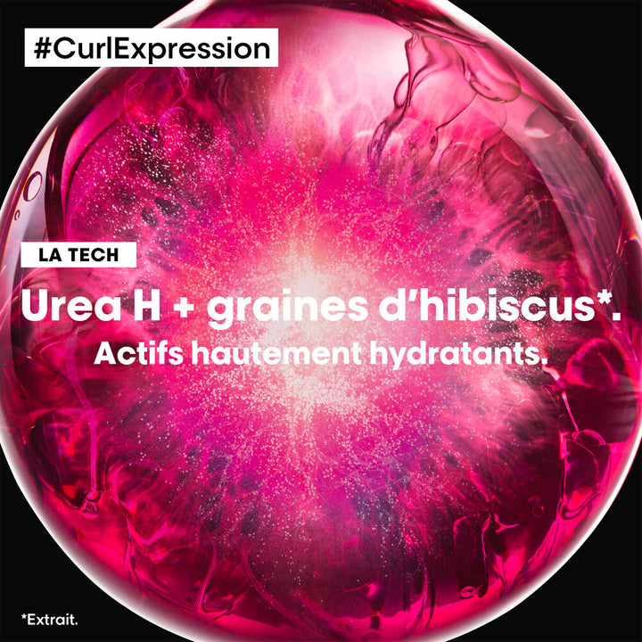 Technologie hydratante L’Oréal Professionnel Curl Expression avec urée H et extrait de graines d’hibiscus, présentée dans une texture rose brillante.