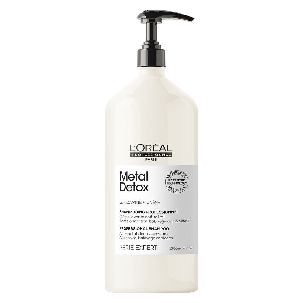 Grand format L’ORÉAL Professionnel Metal Detox 1500 ml avec pompe noire, shampoing professionnel anti-métal à la Glicoamine sur fond blanc.