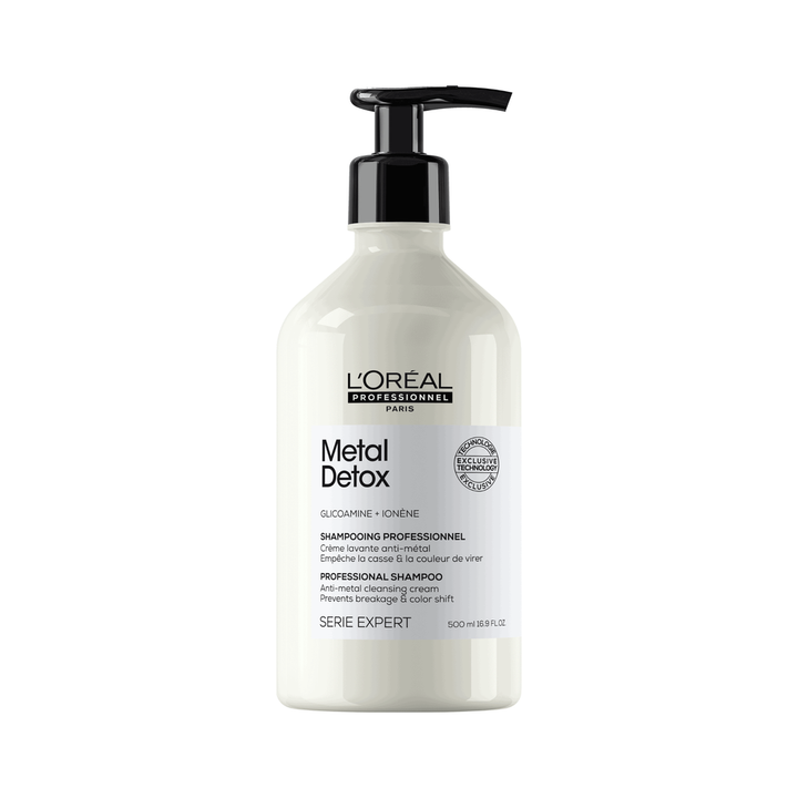 Shampoing anti-métal L’ORÉAL Professionnel Metal Detox 500 ml, bouteille blanc crème avec pompe noire, Glicoamine et Ionène.