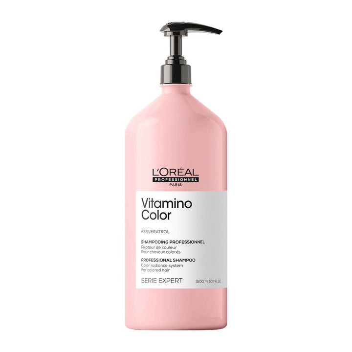 Grand format L’Oréal Professionnel Vitamino Color 1500 ml, shampoing au resvératrol pour protéger l’éclat des cheveux colorés.