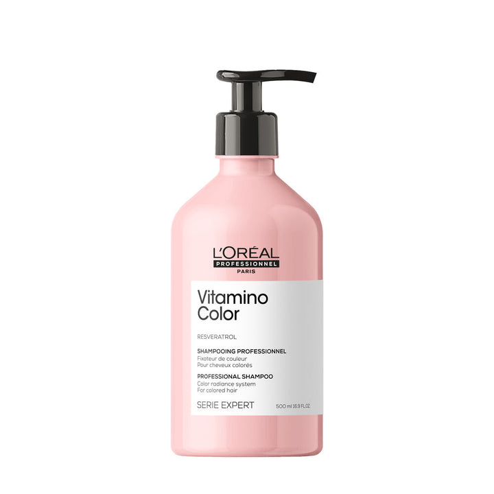 Shampoing professionnel L’Oréal Vitamino Color 500 ml pour cheveux colorés, bouteille rose avec pompe noire sur fond blanc.