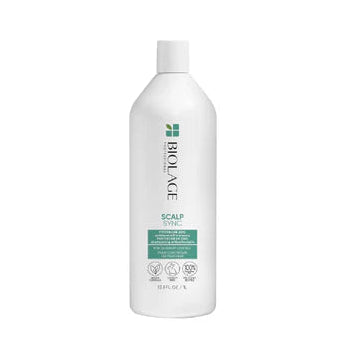 Bouteille blanche de 1 litre du shampoing antipelliculaire Biolage ScalpSync, formulé au zinc pyrithione. Design épuré avec étiquette verte, présentée sur fond blanc. Convient aux cuirs chevelus sensibles ou sujets aux pellicules.