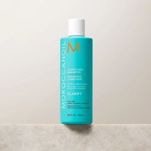 Le shampoing clarifiant de Moroccanoil nettoie en profondeur en plus d'éliminer les impuretés et le sébum accumulées dans les cheveux et le cuir chevelu au courant de la journée.