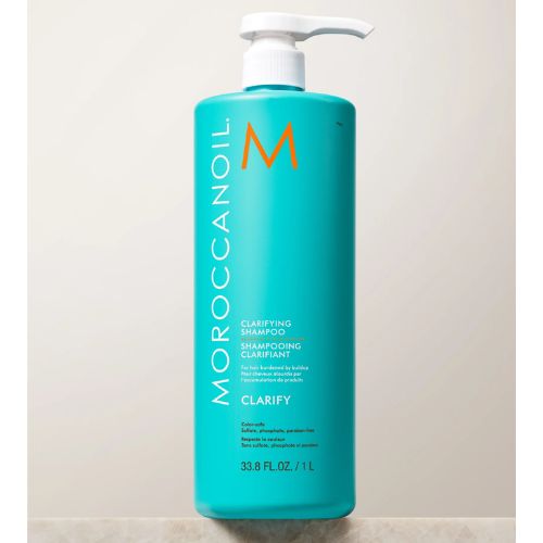 Le shampoing clarifiant de Moroccanoil nettoie en profondeur en plus d'éliminer les impuretés et le sébum accumulées dans les cheveux et le cuir chevelu au courant de la journée.