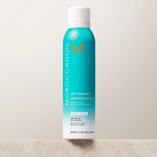 Les amidons de riz ultrafins contenu dans le shampoing sec light de Moroccanoil absorbent le sébum, réduit l’accumulation de résidus et les odeurs du cuir chevelu pour des cheveux rafraîchis et propres.