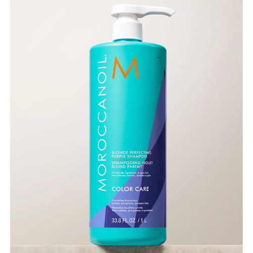 Ce shampoing hydratant violet corrige et combat les effets dorés et cuivrés des cheveux blonds, méchés et gris colorés ou naturels.