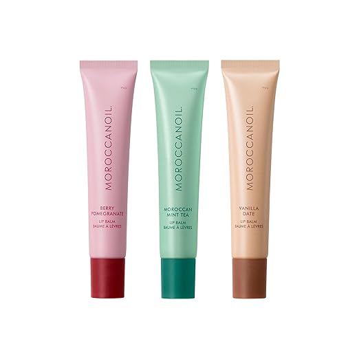 Lot de baumes à lèvres Moroccanoil en tubes rose, vert et beige, hydratants à l’huile d’argan avec effet brillant naturel, présenté sur fond blanc.